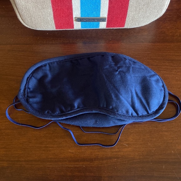Jantaminiau Travel Case with Navy Blue Sleep Mask - Picture 9 of 10